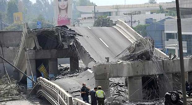 Viaduto destruído na capital Santiago (AFP)