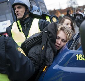 Mulher é presa durante protesto
