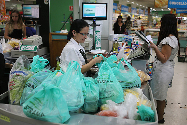 Supermercado na zona oeste de São Paulo; prefeitura discute com representantes do setor decreto que irá regulamentar sacolinhas