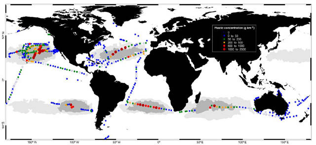 Concentrações de detritos plásticos em águas superficiais do oceano global. Os círculos coloridos indicam as concentrações de massa (número de detritos de plástico por quilómetro quadrado).  As áreas cinzentas indicam as zonas de acumulação previstas por um modelo de circulação da superfície global. O cinza escuro e claro representam zonas de acumulação interna e externa, respectivamente; as áreas brancas são consideradas zonas de não acumulação. 