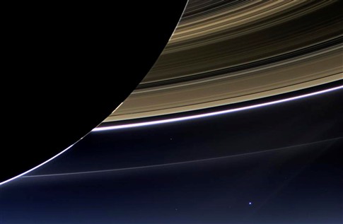 Planeta Terra fotografado desde Saturno